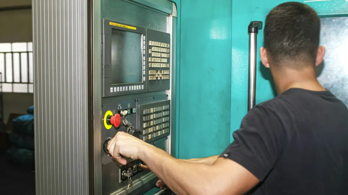 Ein Mitarbeiter, von hinten gesehen, bedient das Steuerpult einer CNC-Maschine.